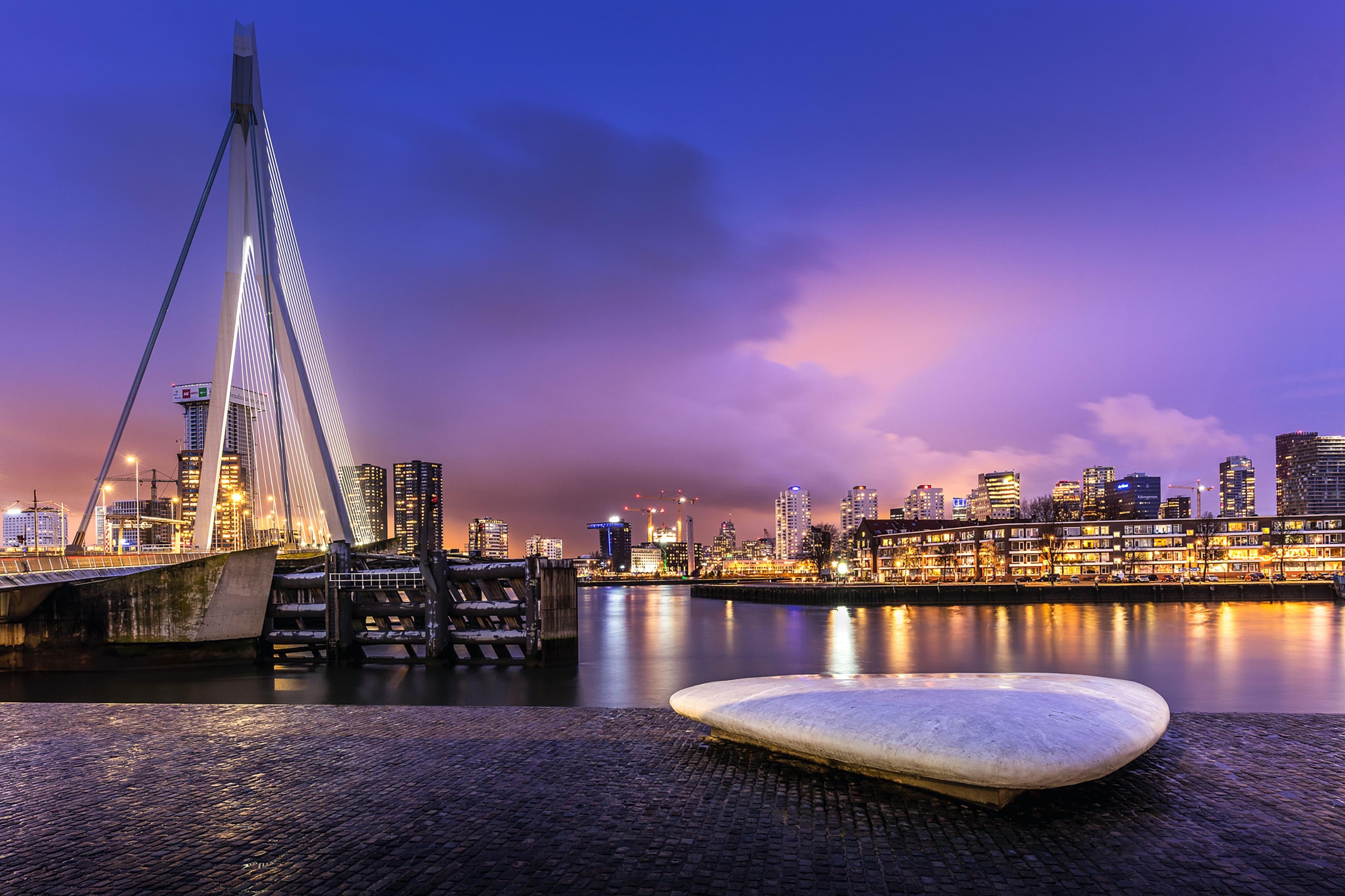 Rotterdam bij schemering